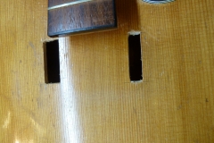 Jazzgitarre restaurieren, Schadstellen sauber herausgesägt, Detail
