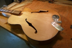 Jazzgitarre restaurieren, Lack von ganzer Gitarre entfernen