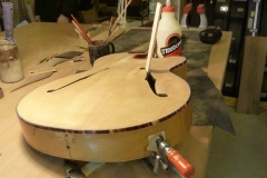 Jazzgitarre restaurieren, Flicken in Zarge leimen