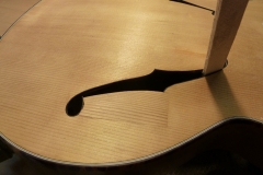 Jazzgitarre restaurieren, Riss am Schallloch leimen