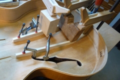 Jazzgitarre restaurieren, fehlende Deckenbalken einleimen