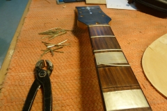 Jazzgitarre restaurieren, alte Bünde entfernen