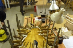 Jazzgitarre restaurieren, Boden wieder anleimen