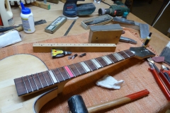 Jazzgitarre restaurieren, Griffbrett abrichten, neue Bünde einsetzen