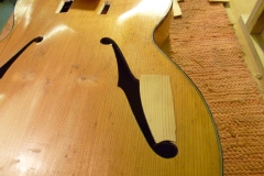 Jazzgitarre restaurieren, großer Flicken am Schallloch
