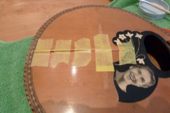 Mandoline restaurieren, Span in Riss verleimen