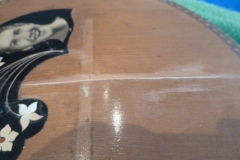 Mandoline restaurieren, Span in Riss verleimt