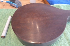 Mandoline restaurieren, Kratzer auf der Rückseite retuschiert