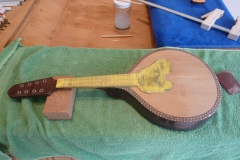 Mandoline restaurieren, Lack von Decke entfernt