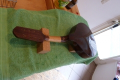Mandoline restaurieren, ganze Mandoline mit Schellack poliert, erster Glanz auf der Rückseite