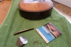 Mandoline restaurieren, Mandoline und wieder einzubauende Einzelteile und Saiten