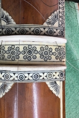 Tanpura, Einlegearbeiten aus Knochen