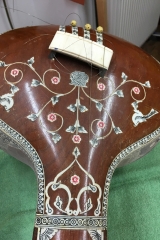 Tanpura, Klangdecke mit Einlegearbeiten, Steg lose