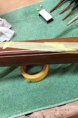 Tanpura, Risse am hohlen Hals mit Leim versehen und Teile mit Klebeband fixiert