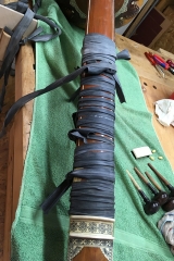 Tanpura, zum Verleimen wurde der Plan mit Gummibändern umwickelt