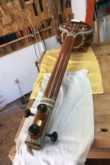Tanpura, fertig repariert mit neuen Bronze-Saiten