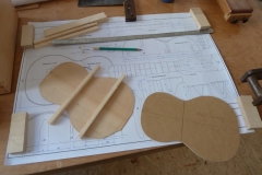 Ukulele bauen, Boden mit Balken versehen