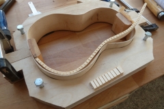 Ukulele bauen, Riemchen an Zargen leimen