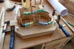 Ukulele bauen, Riemchen an Zargen leimen