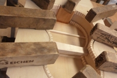 Ukulele bauen, Boden an Zargen leimen