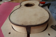 Ukulele bauen, Binding an Decke fertig angeleimt