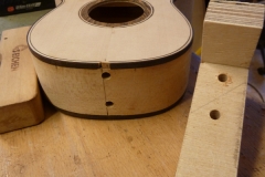 Ukulele bauen, Dübellöcher in Body für Halsverbindung und Bohrschablone