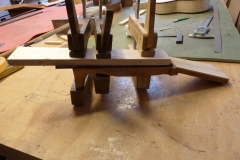 Ukulele bauen, Griffbrett auf Hals leimen