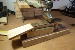 Ukulele bauen, Bundstäbchen in Griffbrett drücken