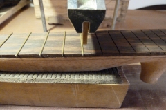 Ukulele bauen, Bundstäbchen in Griffbrett drücken, Detail