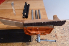 Ukulele bauen, Bünde richten