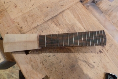 Ukulele bauen, Hals mit gerichteten Bünden