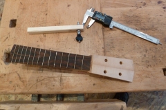 Ukulele bauen, Kopfplatte mit Bohrungen für Mechaniken