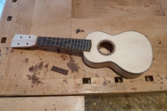 Ukulele bauen, Body mit Hals von vorne