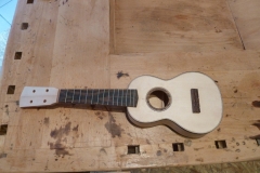 Ukulele bauen, Body mit Hals von vorne mit Steg (nur hingelegt)