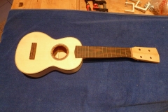 Ukulele bauen, Steg angeleimt