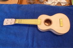 Ukulele bauen, Steg und Griffbrett abgeklebt
