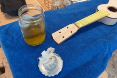 Ukulele bauen, Schellack-Lösung und Ballen zum Polieren