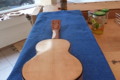 Ukulele bauen, es fängt langsam an zu glänzen