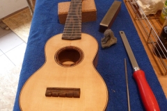 Ukulele bauen, Bünde nachbearbeiten
