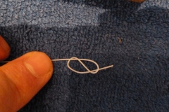 Ukulele bauen, Achterknoten am Saitenende