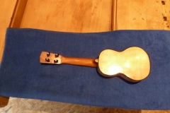 Ukulele bauen, Ukulele fertig mit Saiten,Rückseite