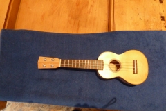 Ukulele bauen, Ukulele fertig mit Saiten, Vorderseite