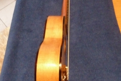 Ukulele bauen, Ukulele fertig mit Saiten,Seite