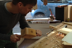 Cigarbox-Guitar, Aussparungen in den Hals arbeiten