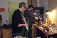 Cigarbox-Guitar, Bohren