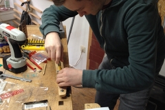 Cigarbox-Guitar, Mechaniken anschrauben